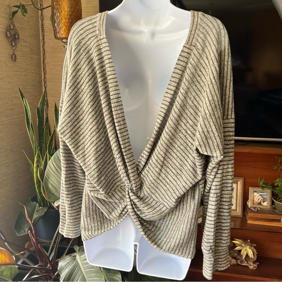 Open Twist Back Gray and Green Sweater - Picture 9 of 9